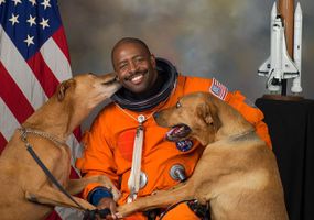 2009年，利兰·梅尔文与他的狗狗杰克和斯考特在NASA的肖像中合影