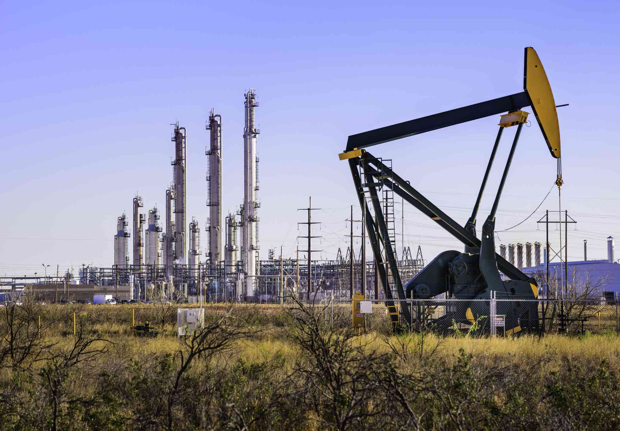 德克萨斯州西部的抽油机(井架)和炼油厂