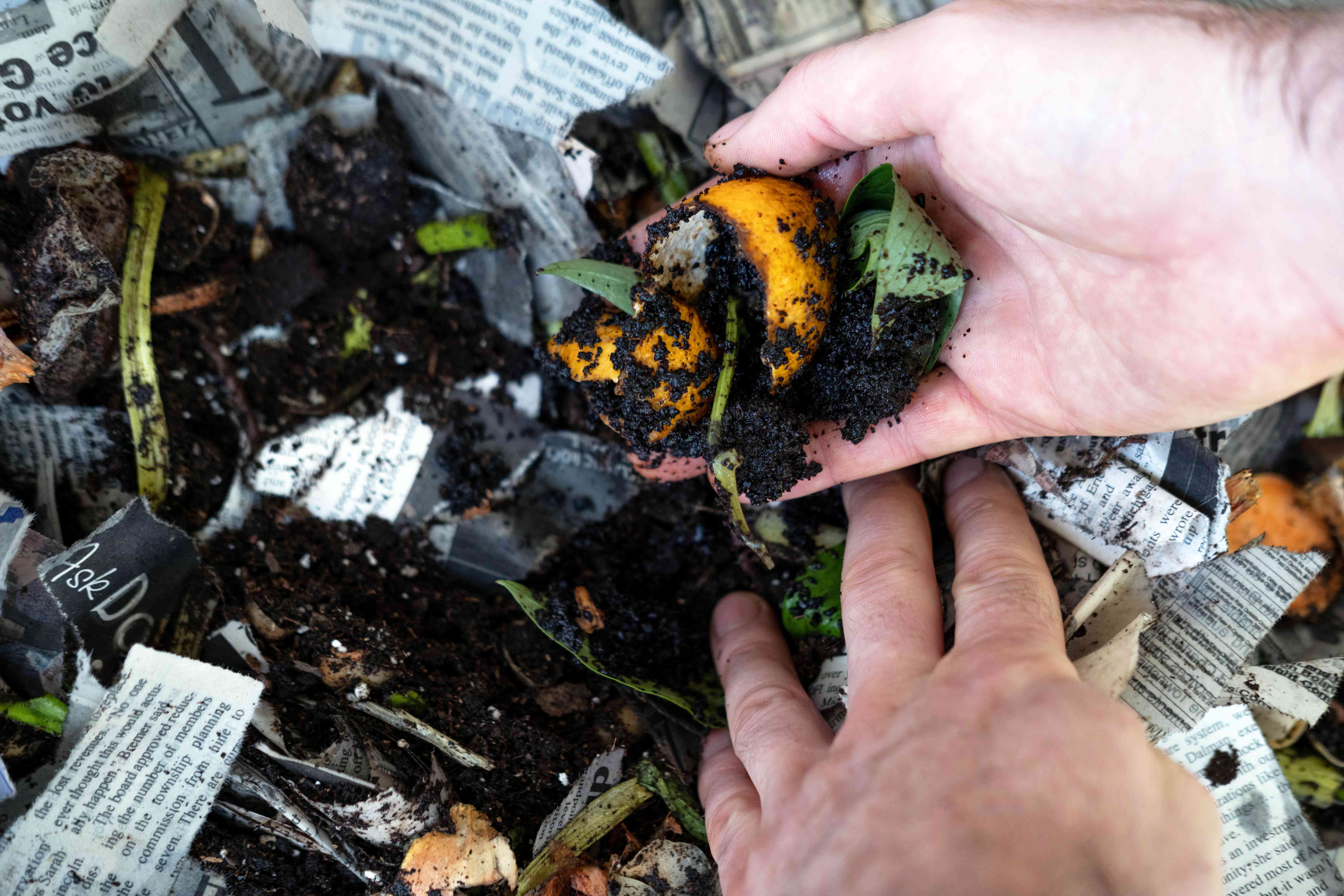 用手把潮湿的报纸和食物残渣弄蓬松，以保持蚯蚓堆肥系统的新鲜＂width=