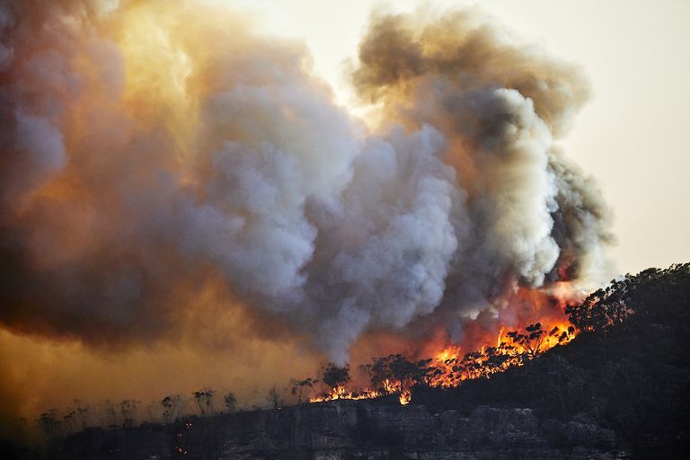 澳大利亚蓝山卡图姆巴窄颈高原失控大火。气候变化正在造成极端天气、持续干旱和丛林火灾增加＂class=