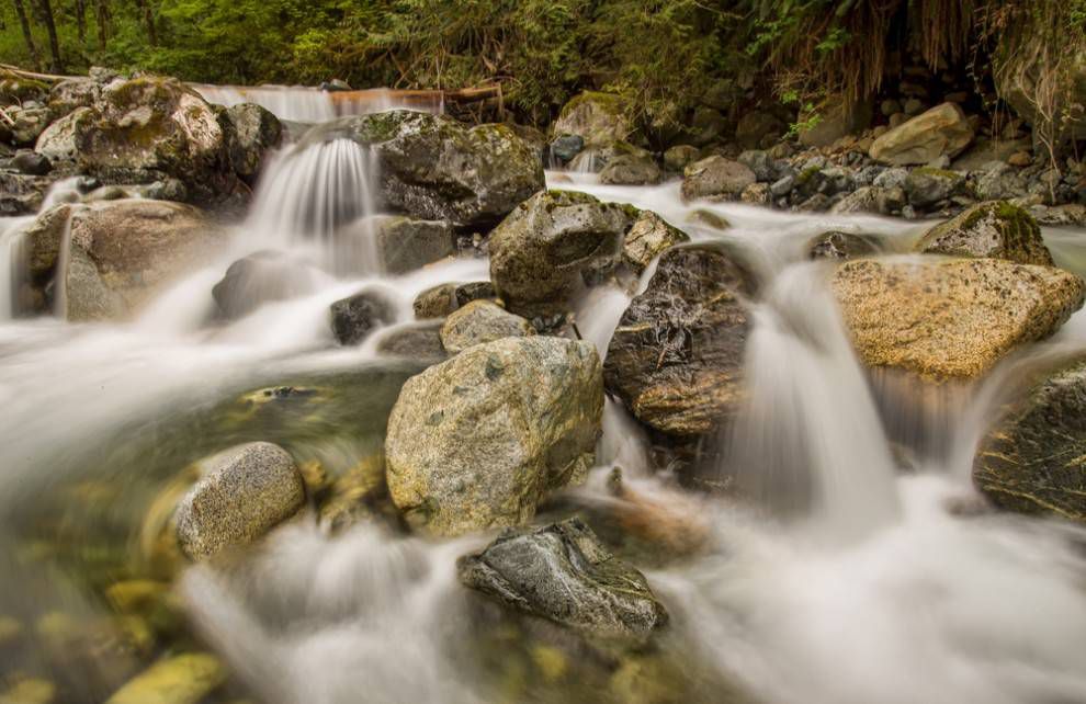 水流在岩石在快速变化的小溪