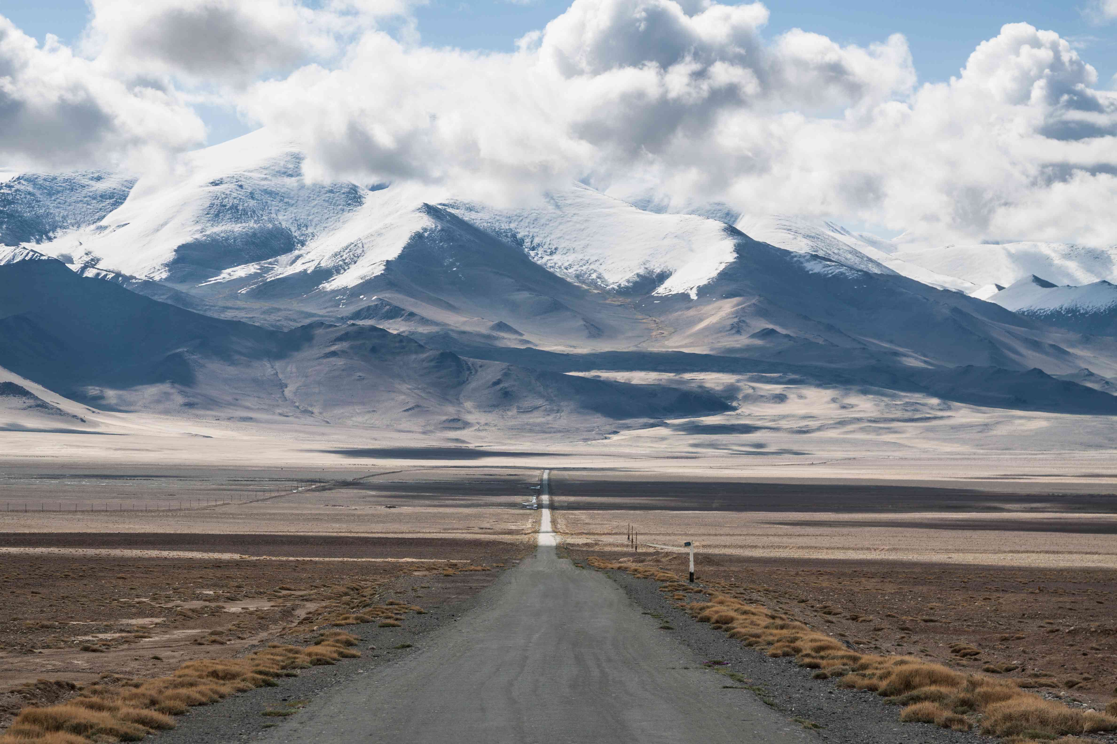塔吉克斯坦的帕米尔公路，帕米尔山脉在背景中若隐若现
