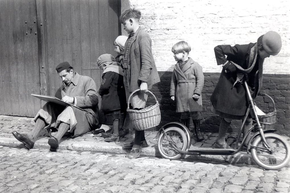 1936年在比利时在比利时踢踏板车的孩子