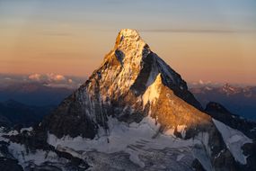 马特洪峰和周围白雪皑皑的山峰鸟瞰图