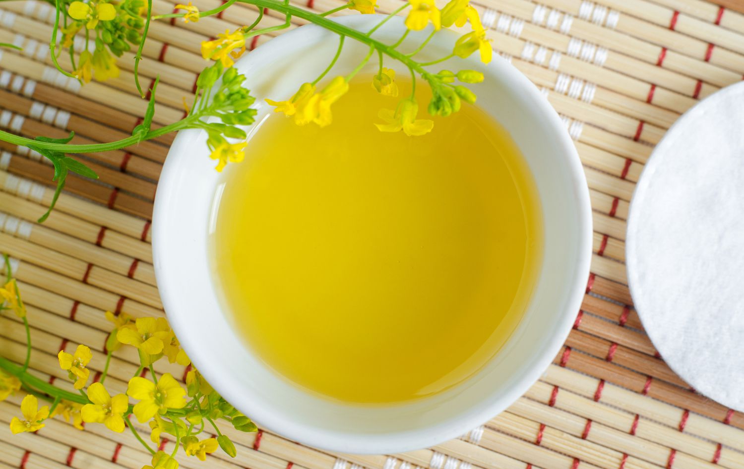 将橄榄油放在一个白色的碗里，用于自然护肤。