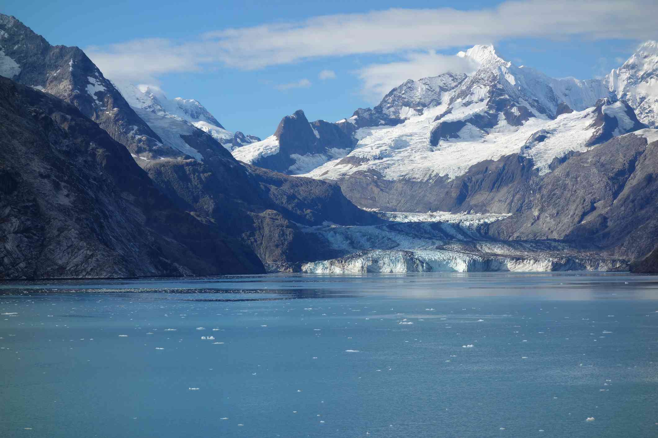 冰川在山脉进入海洋