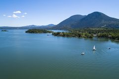 加利福尼亚州透明湖上白金汉公园的空中低空风景，游艇置于停泊处。阳光明媚的春天。