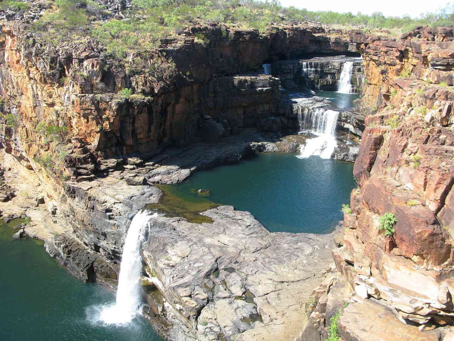 澳大利亚的米切尔瀑布是一个多级瀑布，周围环绕着陡峭的岩石