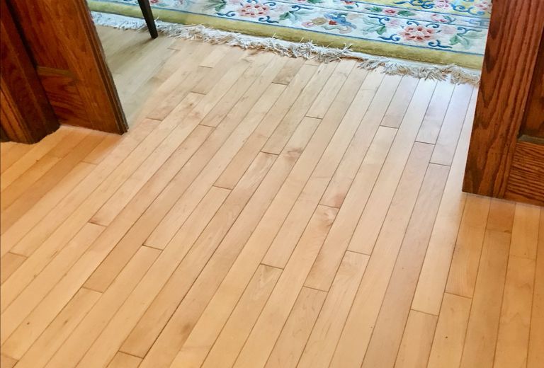 房子里铺着浅色木地板