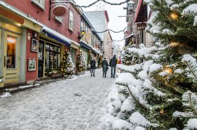 大雪纷飞的小镇街道，节日装饰的购物场所