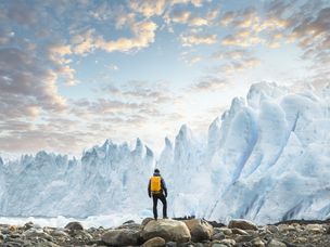 日落时，冰川高耸在徒步旅行者的头顶。