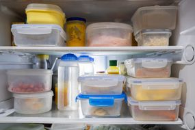 在冰箱里用塑料盒储存食物＂width=