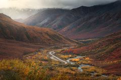 鸟瞰道尔顿高速公路上的山脉和秋天的树叶