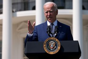美国总统乔•拜登(Joe Biden)发表讲话时一个事件在白宫的南草坪上8月5日,在华盛顿特区2021年。拜登发表评价政府的努力加强美国在清洁汽车和卡车的领导地位。