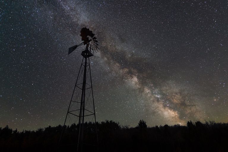 银河系可见后面一个古老的风车在樱桃泉州立公园,宾夕法尼亚州