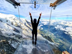 一个女人从《步入虚空》中眺望法国阿尔卑斯山。