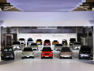 陈列室里的一群丰田汽车。