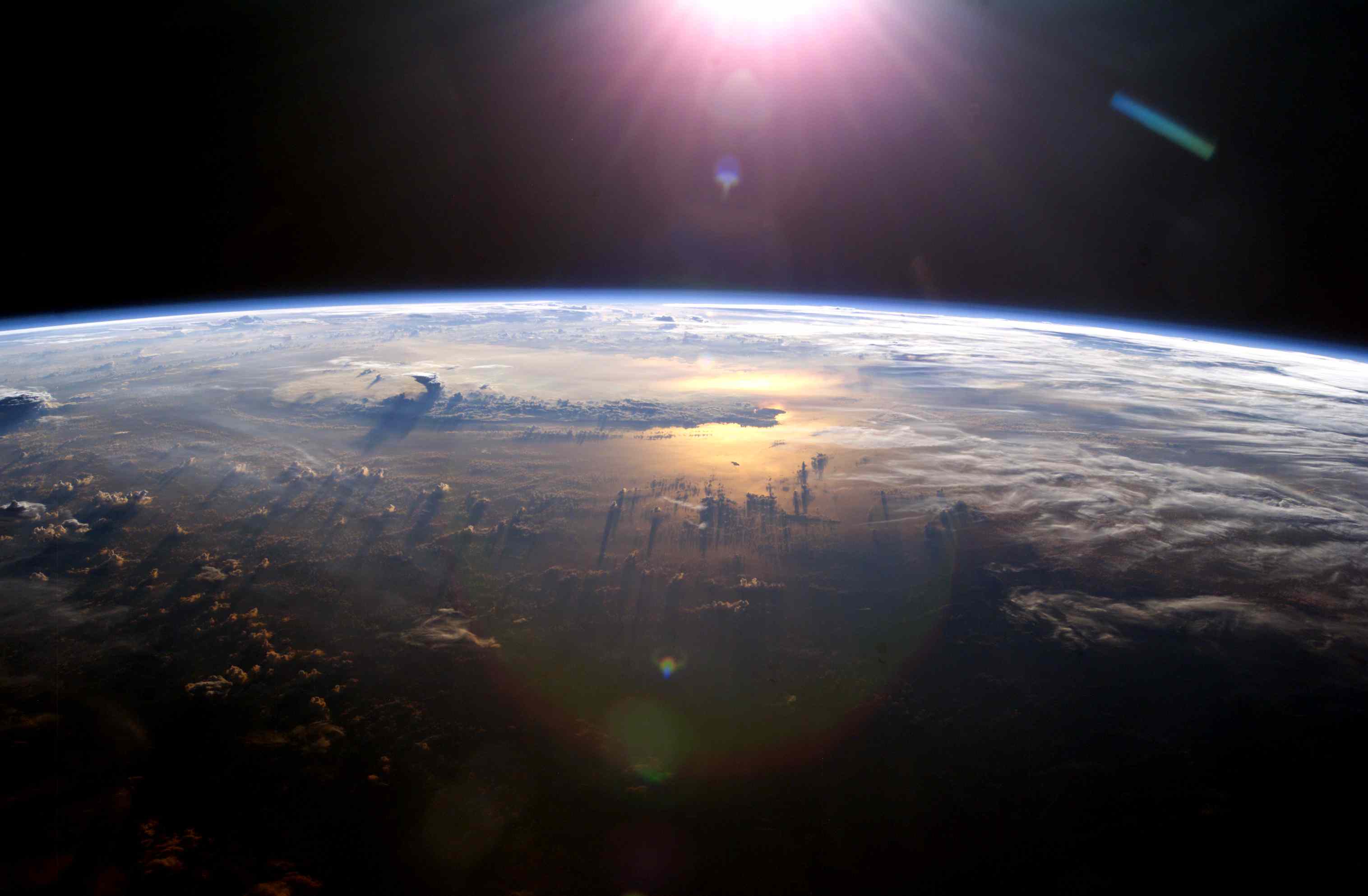 这是国际空间站拍摄的地球大气层照片