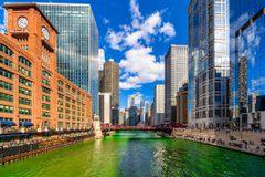 芝加哥市中心的现场与染色的绿河一起为圣帕特里克斯日
