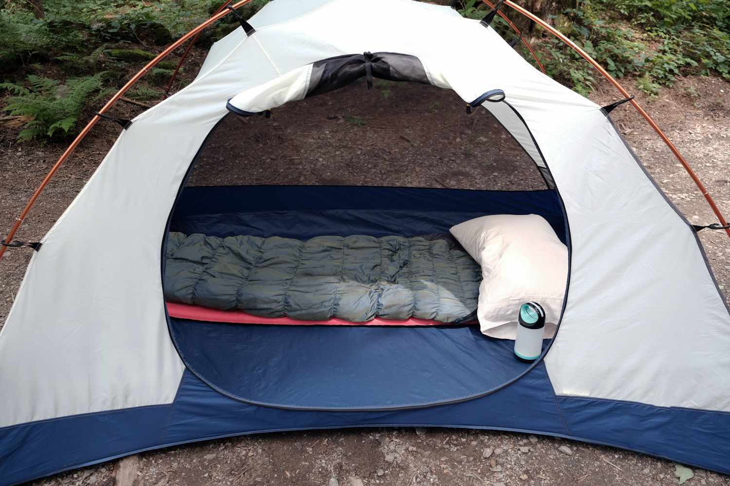 露营帐篷的内部有床垫、睡袋和枕头