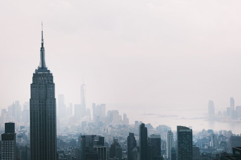2021年7月21日，纽约市曼哈顿的天际线继续笼罩在雾霾之下。根据美国国家海洋和大气管理局的数据，来自西部的野火烟雾已经抵达三州地区，造成能见度下降，许多地区出现黄色雾霾。