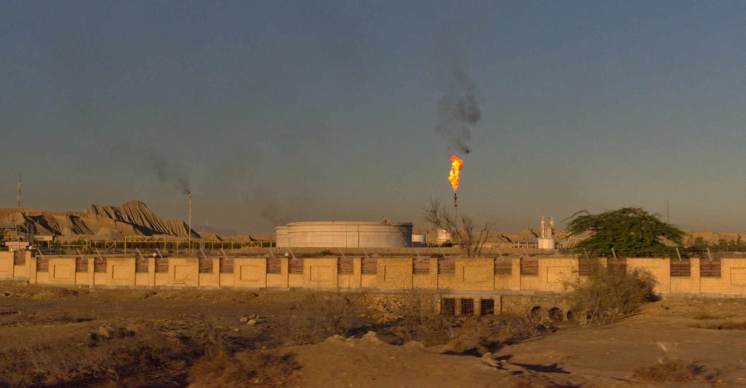 伊朗波斯湾，伊朗炼油厂和天然气公司的照明弹在空气中冒烟＂width=