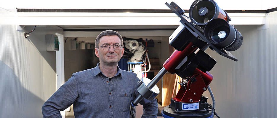 科学家哈汉·凯尔（Hakan Kayal）与他的月球望远镜一起摆姿势。