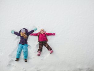 小女孩堆雪人