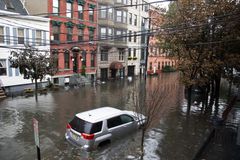 飓风桑迪之后，新泽西州霍博肯的街道淹没了