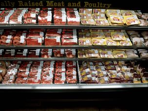 超市肉类和家禽过道与各式各样的预包装的肉类