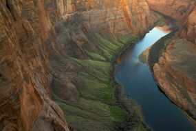 亚利桑那州科罗拉多河对着岩层的鸟瞰图