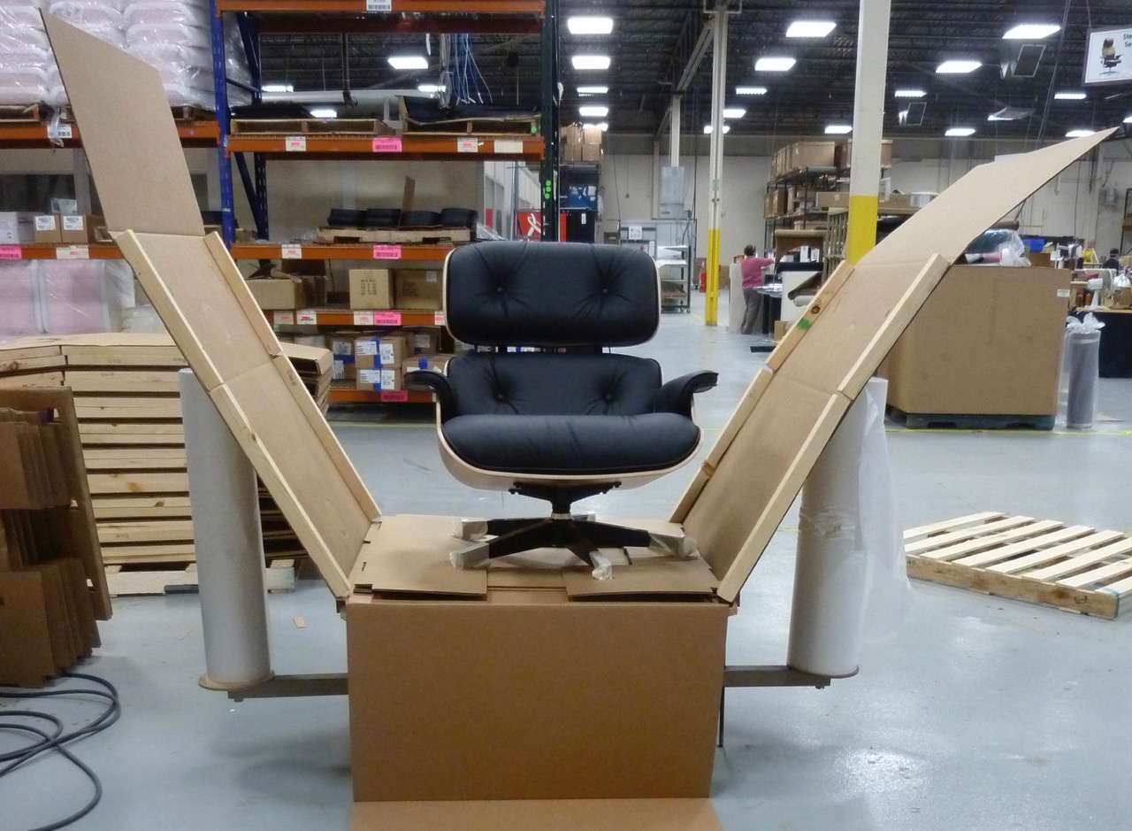 在赫尔曼·米勒（Herman Miller）打包一把完整的椅子