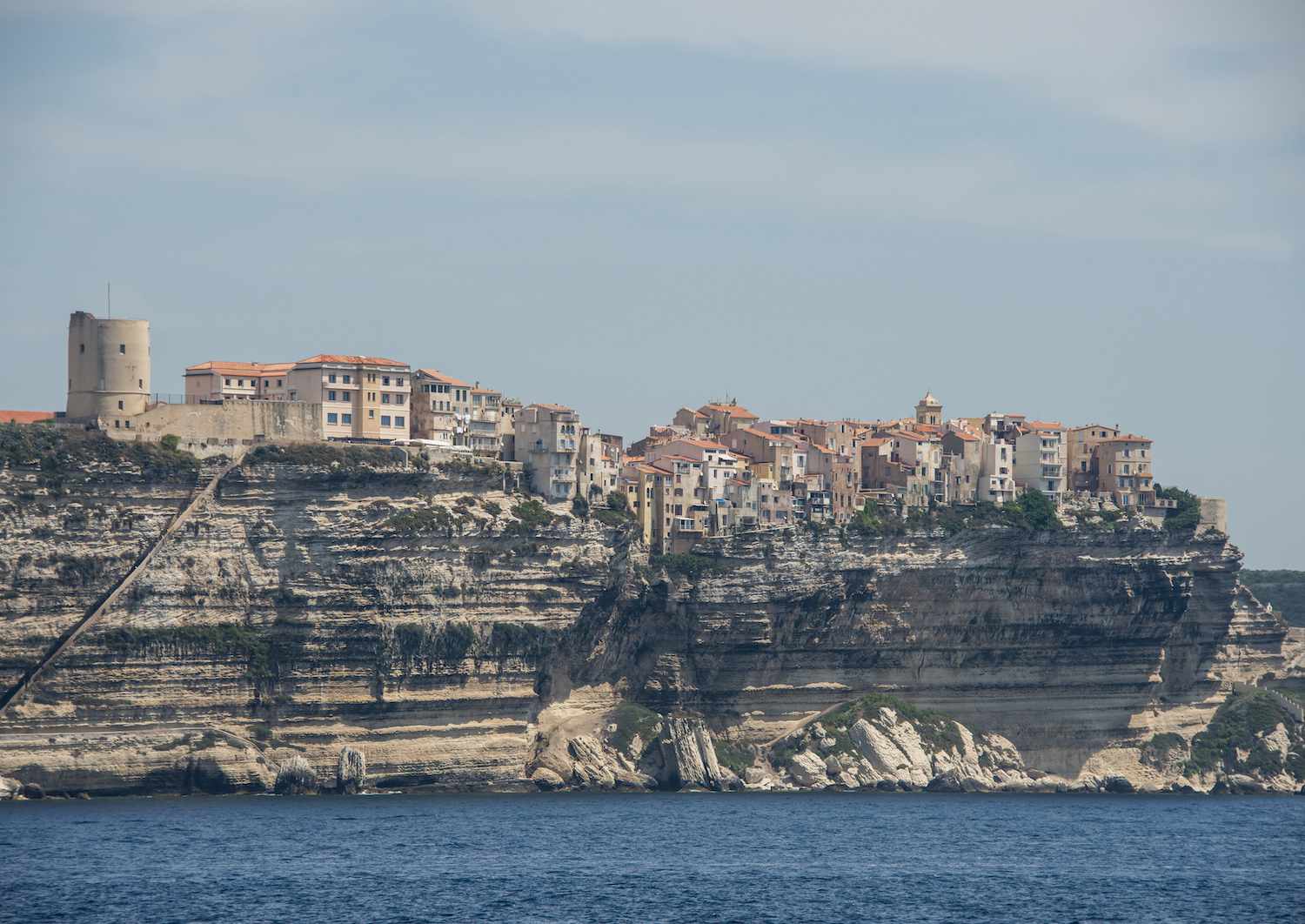 博尼法西奥的古城镇坐在水面上的悬崖上