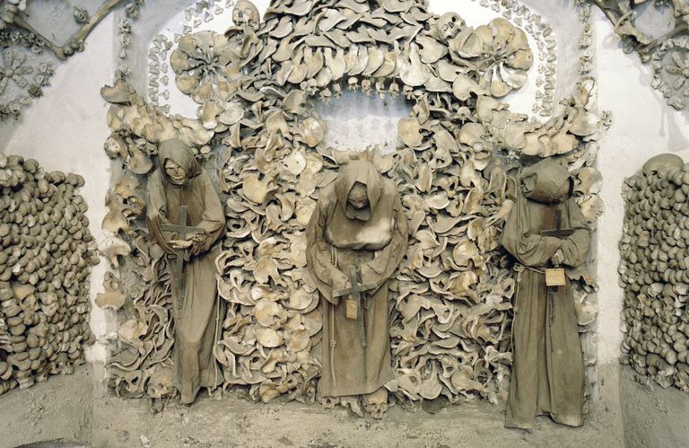 骨骼和修道士安排华丽的头骨在意大利卷尾墓穴