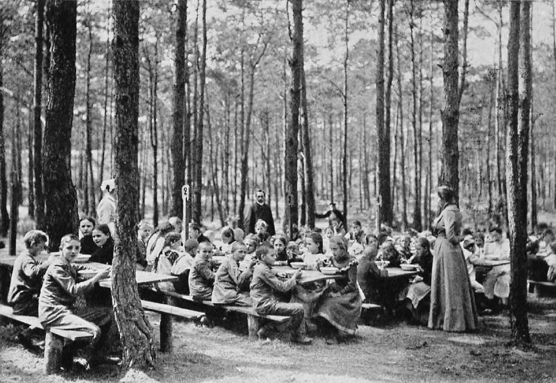 孩子们在德国森林学校吃午饭，1904年