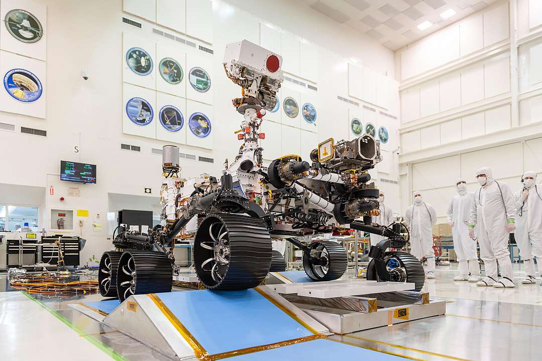 2019年12月17日，在加利福尼亚州帕萨迪纳市美国宇航局喷气推进实验室的一间干净的房间里，工程师们观察了美国宇航局火星2020探测器的首次驾驶测试。