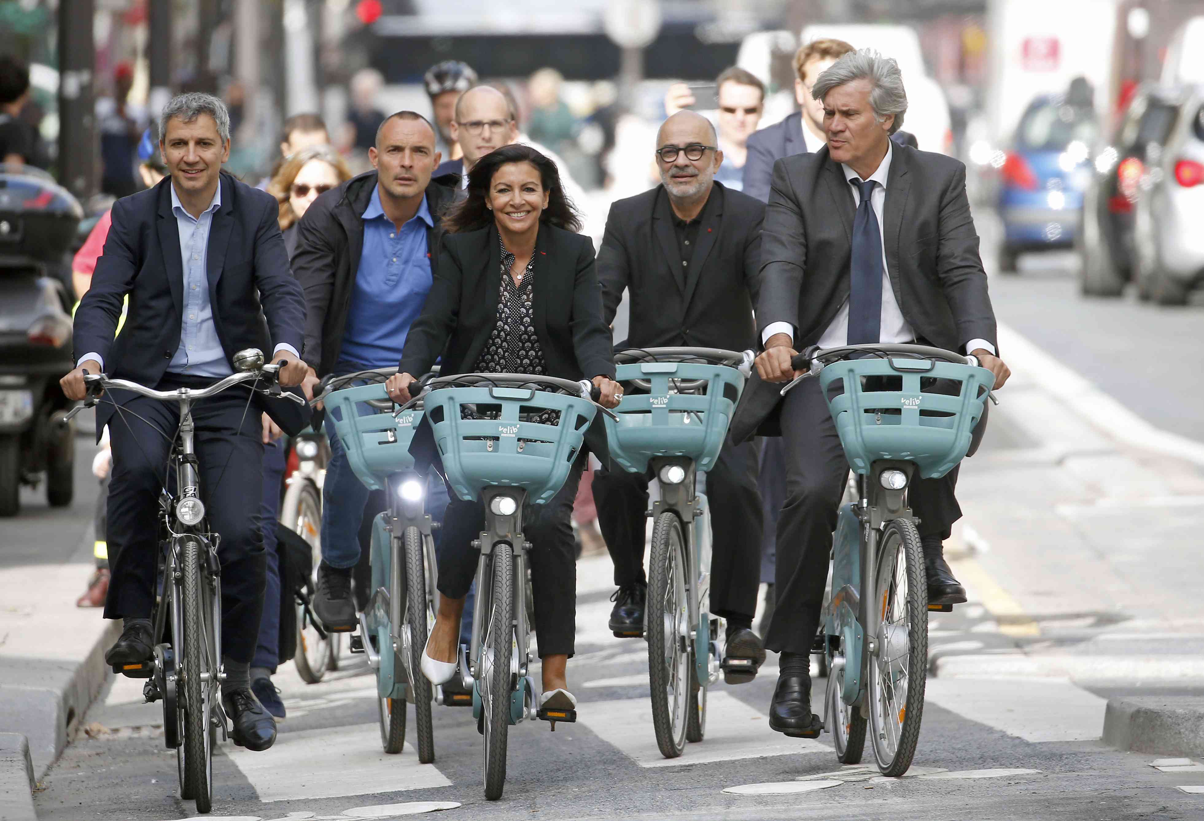 伊达尔戈市长在自行车道上骑电动自行车＂width=