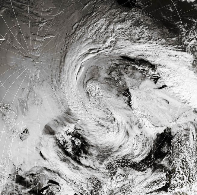2018年6月7日，一股温带气旋在北极上空盘旋