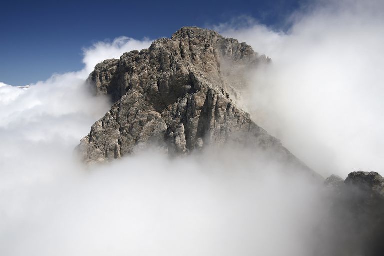 奥林匹斯山云雾缭绕的山峰。