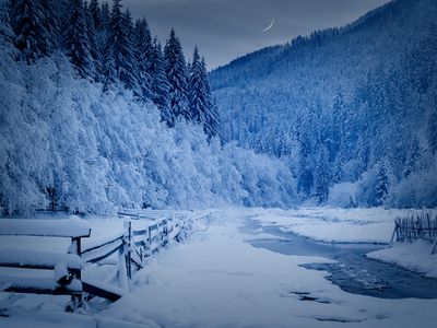 白雪皑皑的景观与新月的天空