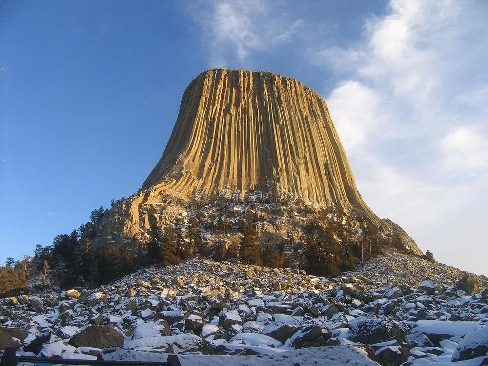 高塔:有垂直圆柱和平顶的天然石塔