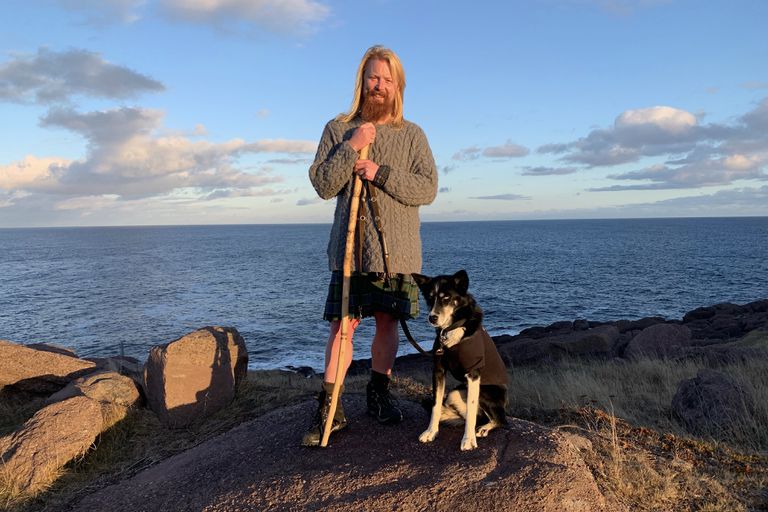 Michael Yellowlees和狗狗Luna在纽芬兰的Spear角