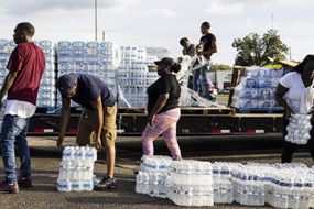 情况下的瓶装水是分发在密西西比州快速反应联合分布网站8月31日,密西西比州杰克逊的2022年。