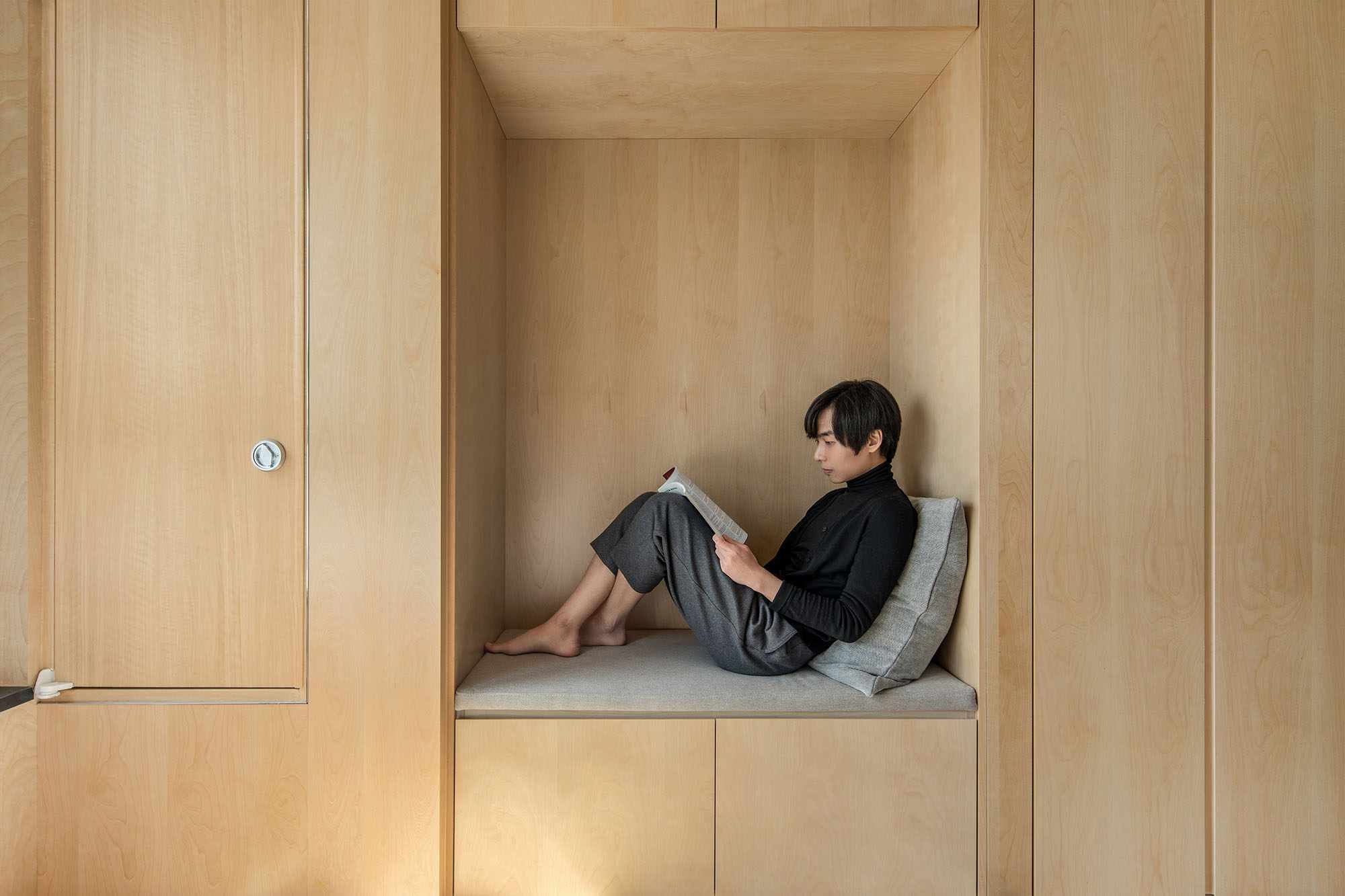 生活微型公寓与伊恩·李的阅读角合住