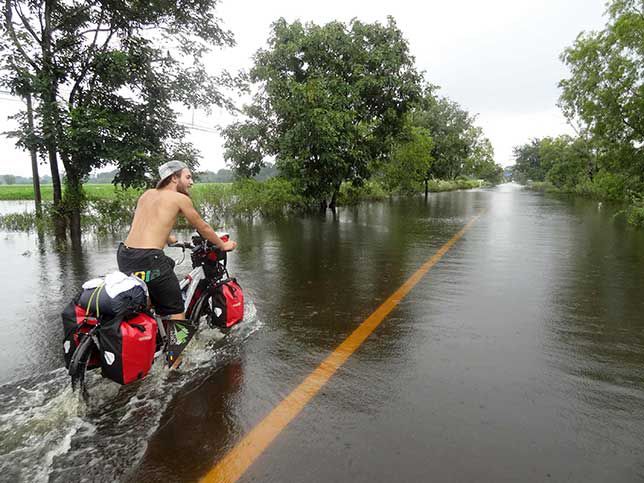 菲利克斯骑着马穿过一条被洪水淹没的道路
