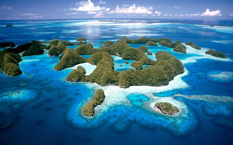 水母湖，帕劳有绿色小岛和各种深浅不同的蓝色海水
