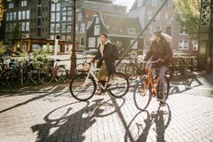 阿姆斯特丹一条运河附近的两名男子骑自行车