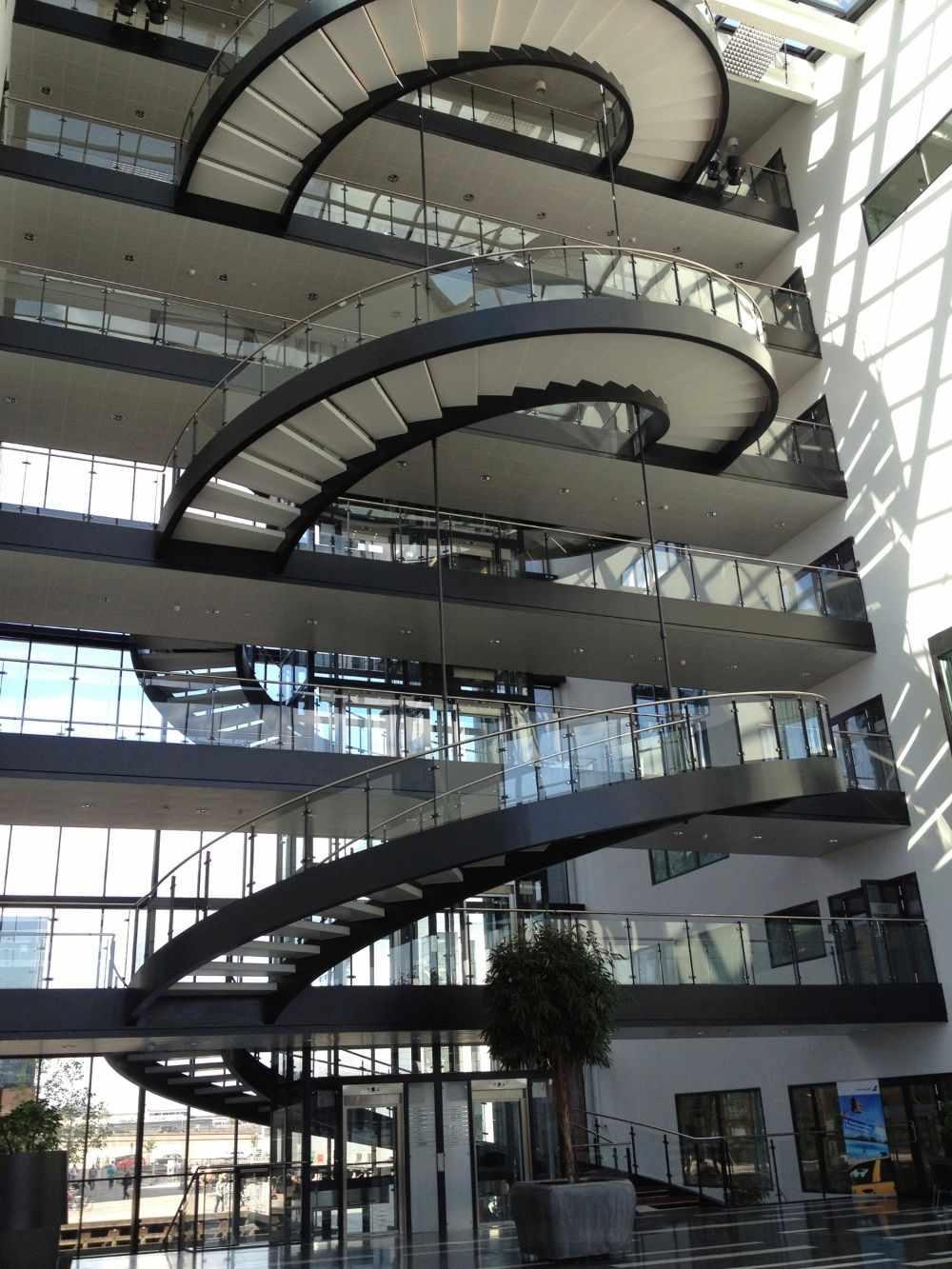 螺旋式四层楼梯，每层都有带顶盖的走廊