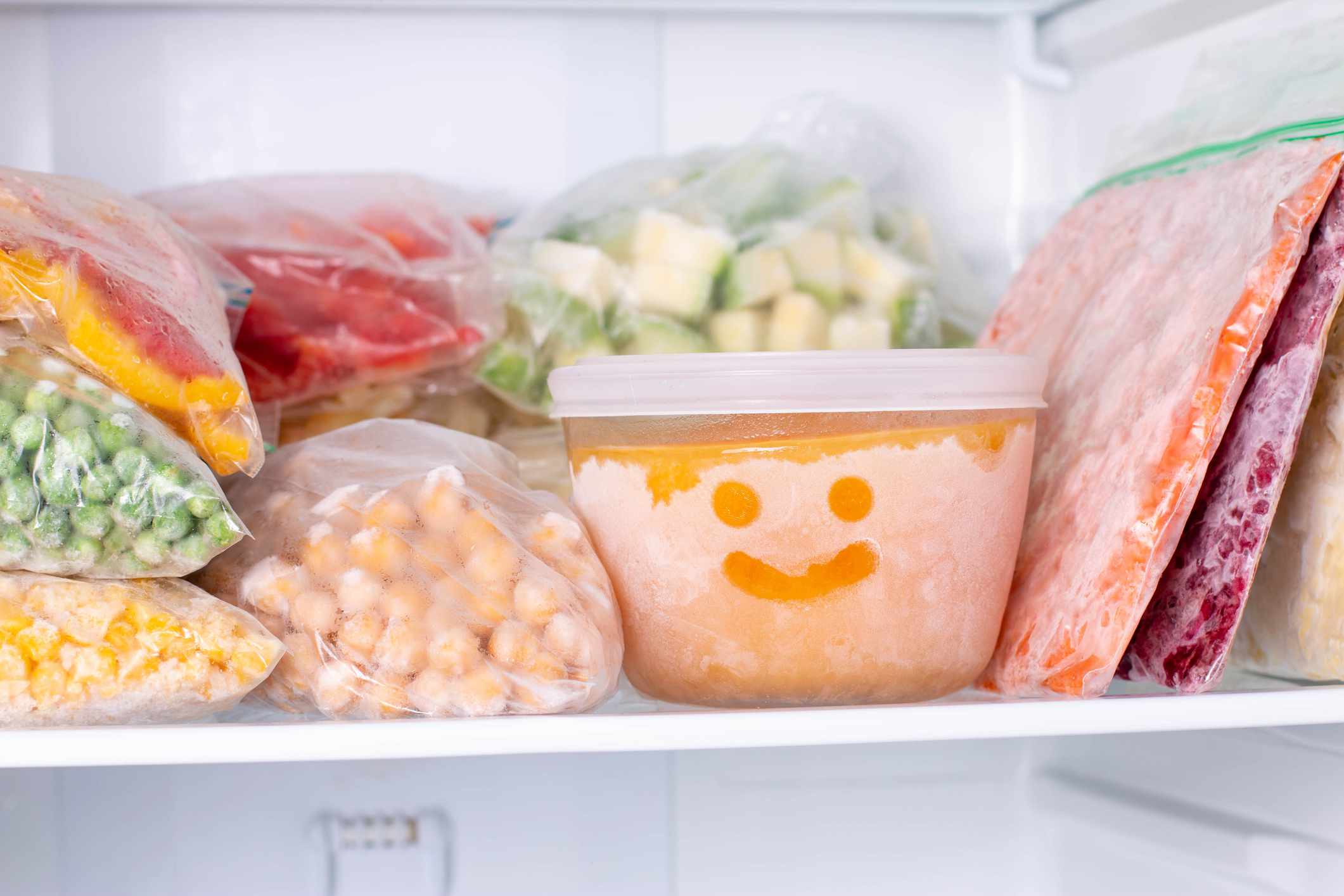 冰箱里的冷冻食品。冷冻蔬菜，汤，即食食品＂width=