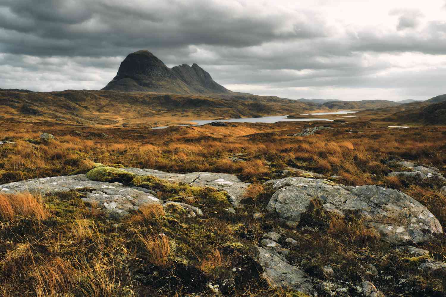 在一个阴天里，Suilven站在苏格兰崎岖的风景后面
